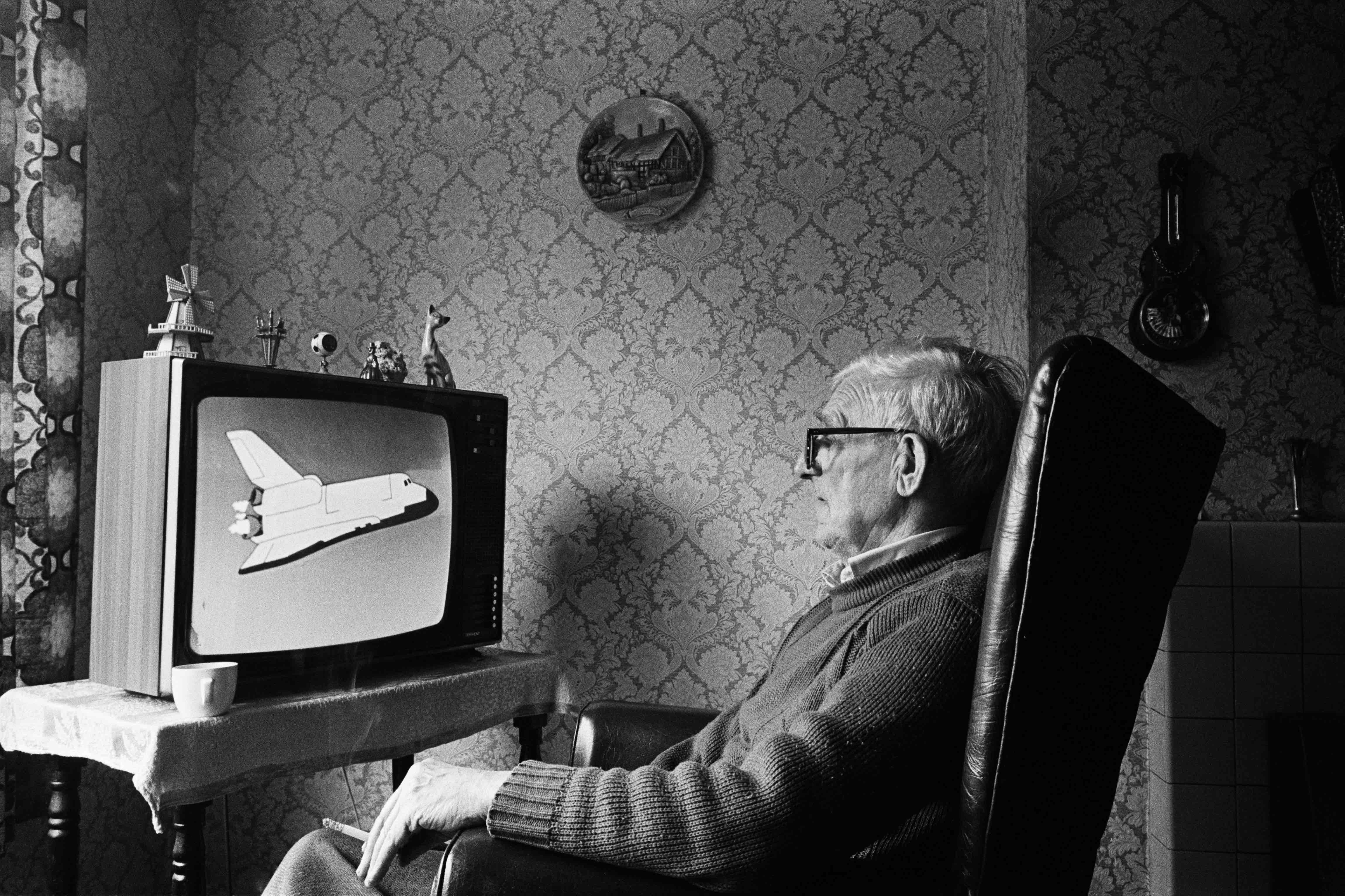 G.B. ENGLAND. Liverpool. Waiting for the WRVS (Women's Royal Voluntary Service) to arrive with lunch, Tower Hill, Kirkby. December 1986.