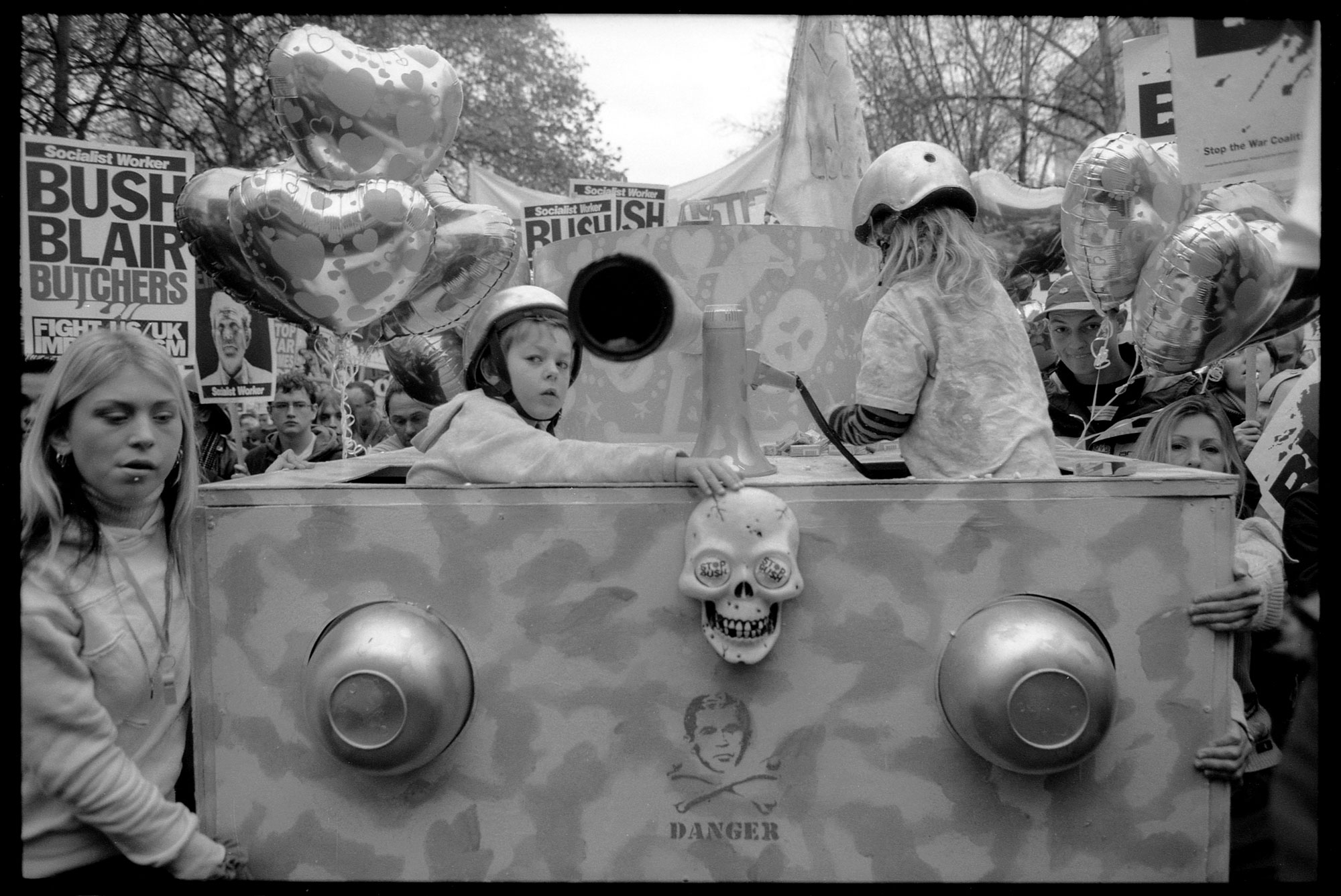 WEB_STW_tank_stop-the-war-march_2003_dannyburrows