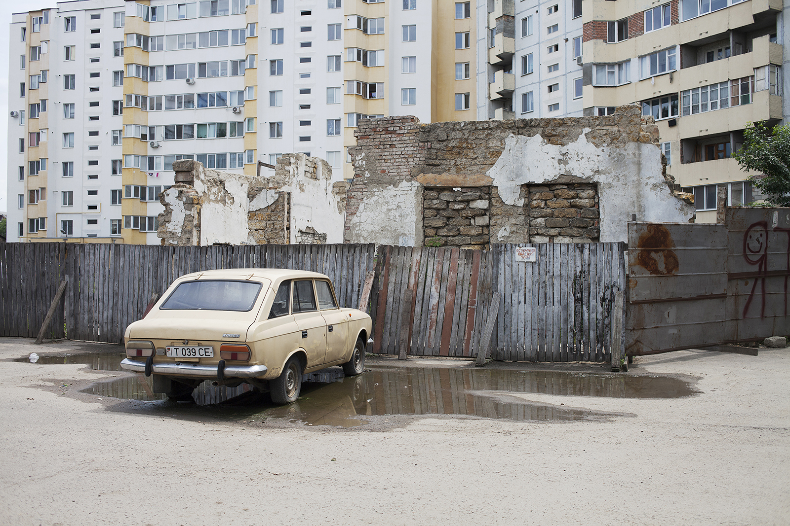 Moskvitsch in front of destroyed biulding