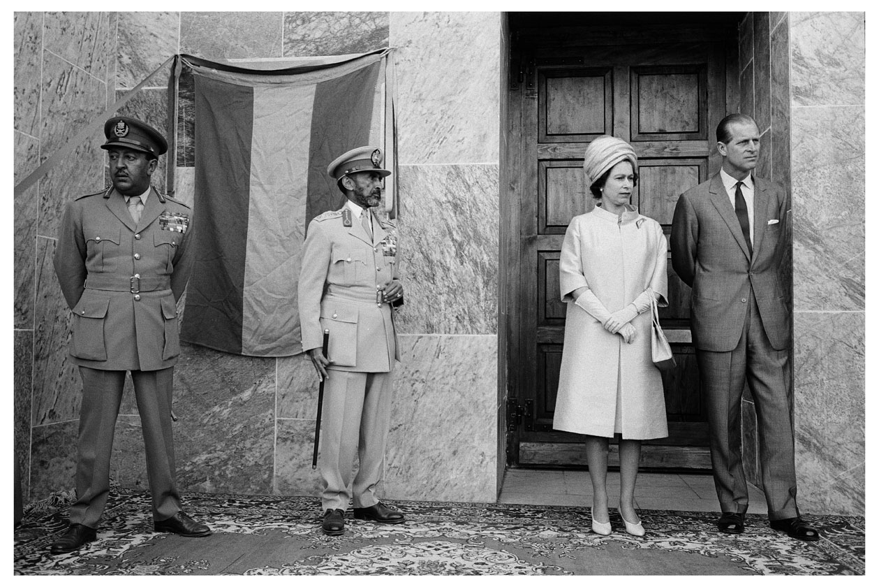 112 _MBM_Royal Visit (c) 1965 John Loengard