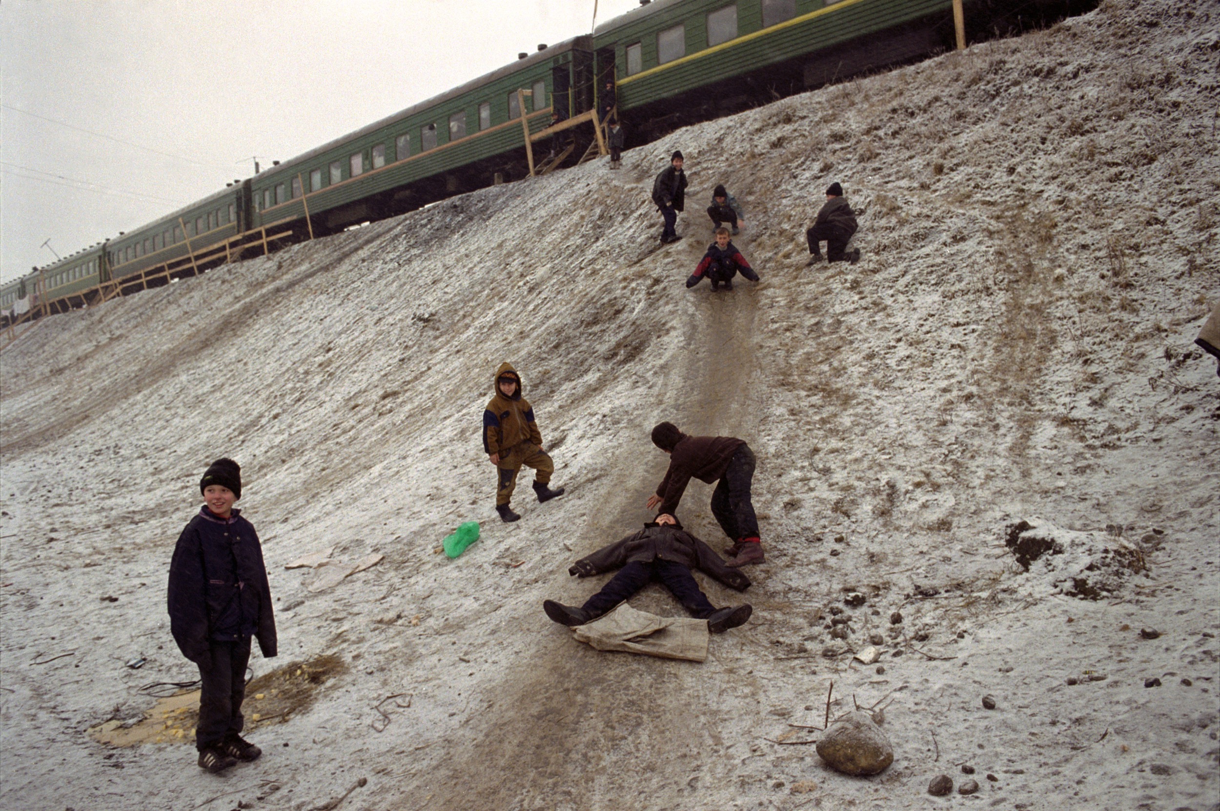 Chechen refugees living in neighbouring Ingushetia. RUSSIA. Ingushetia, 11/12 1999. © Thomas Dworzak