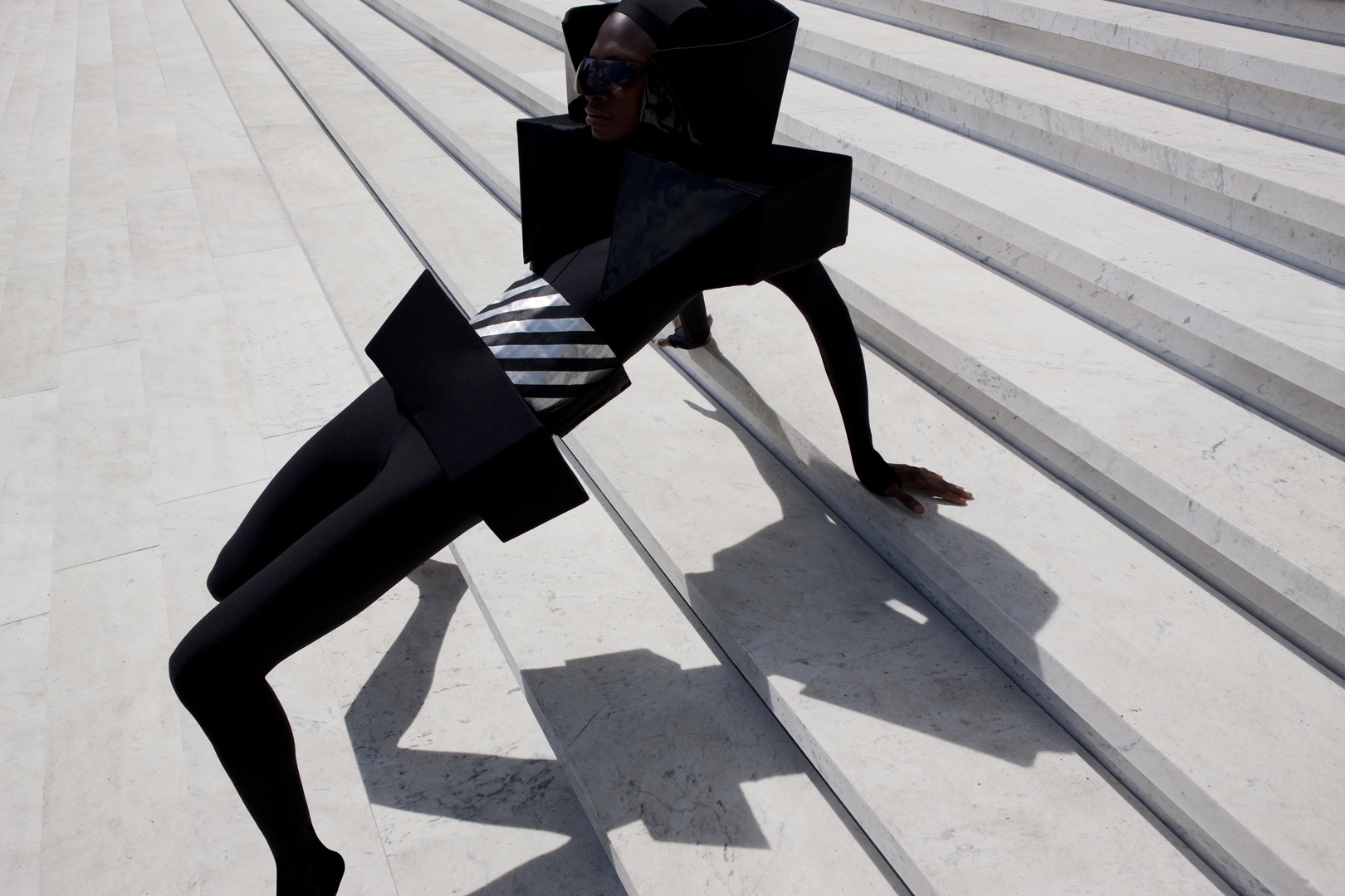 De La Mar , 2010 © Viviane Sassen. In And Out Of Fashion.