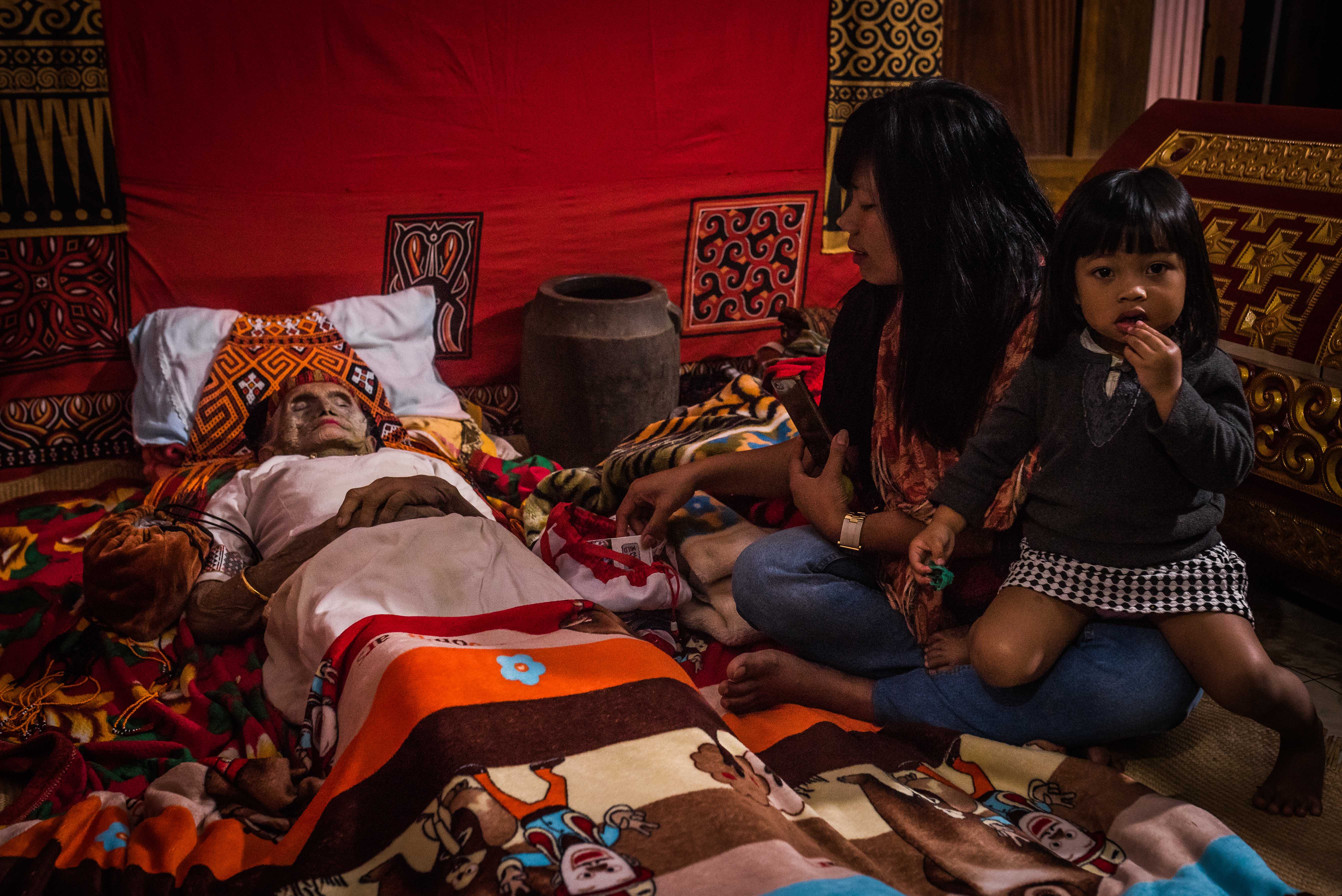 Relatives visit Nene' Tiku who passed away 3 days ago in the age of 106.