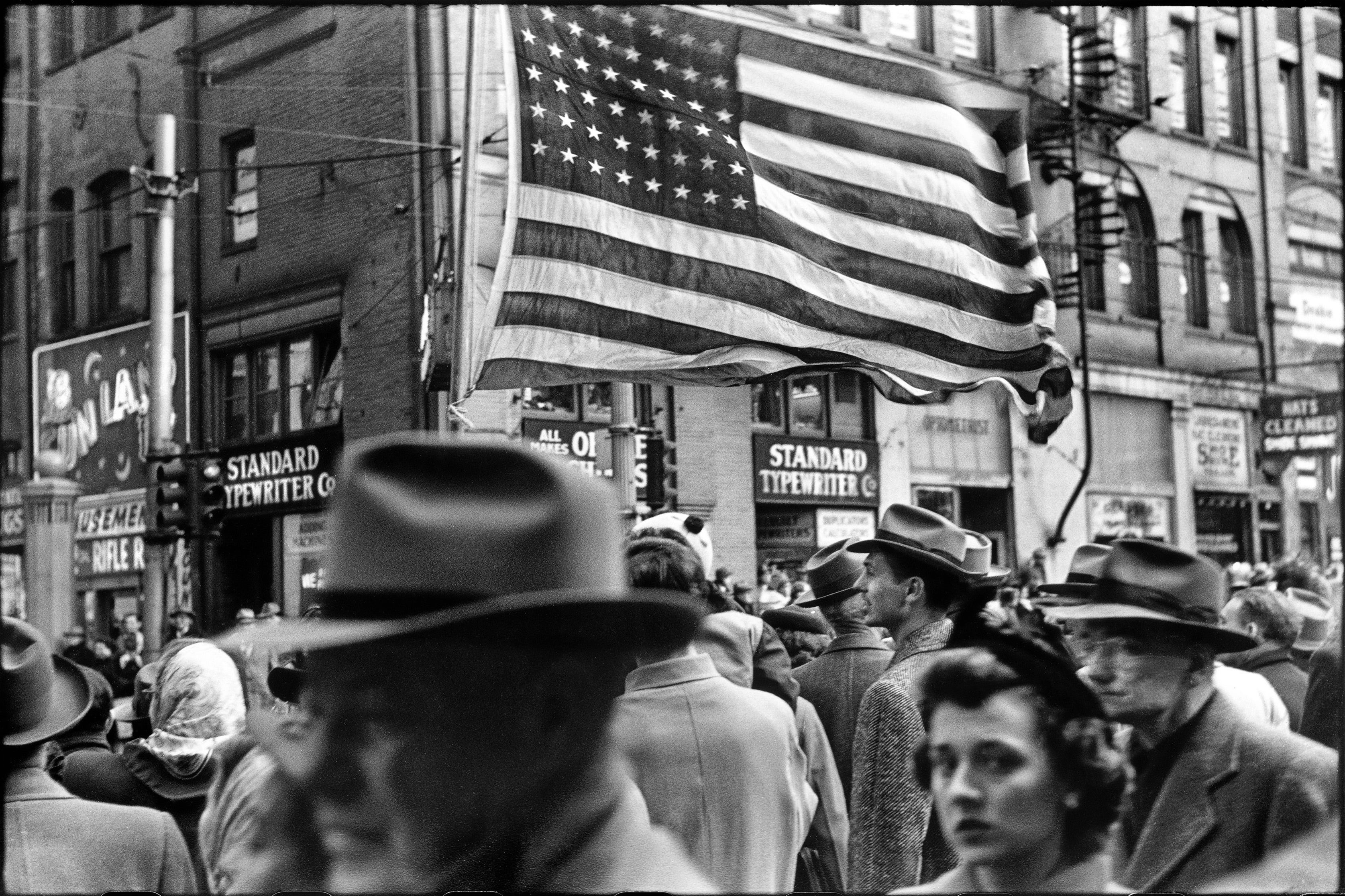 Crowd at Armistice Day Parade, Pittsburgh November 1950 © Elliott Erwitt / Magnum Photos