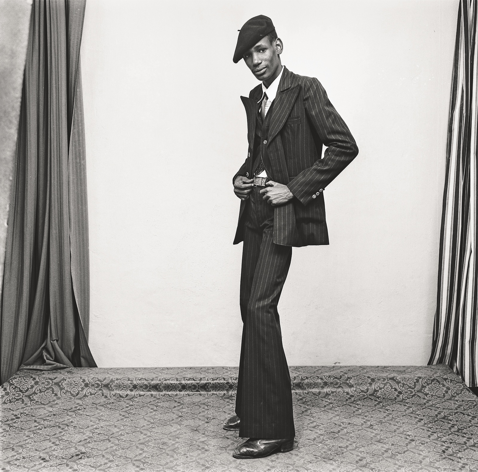 Un gentleman en position, 1980. Collection Fondation Cartier pour l’art contemporain, Paris © Malick Sidibé Extract from Mali Twist (Éditions Xavier Barral, Fondation Cartier pour l’art contemporain, 2017)