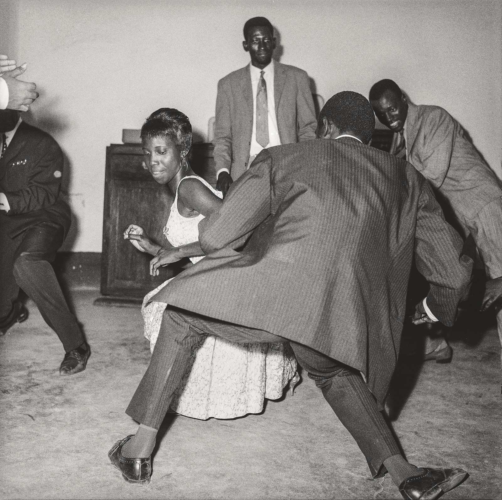 Danser le twist, 1965. Collection Fondation Cartier pour l’art contemporain, Paris © Malick Sidibé Extract from Mali Twist (Éditions Xavier Barral, Fondation Cartier pour l’art contemporain, 2017)