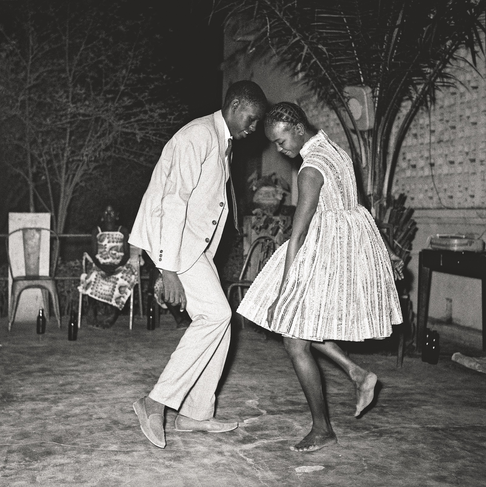 Nuit de Noël, 1963. Collection Fondation Cartier pour l’art contemporain, Paris © Malick Sidibé Extract from Mali Twist (Éditions Xavier Barral, Fondation Cartier pour l’art contemporain, 2017)