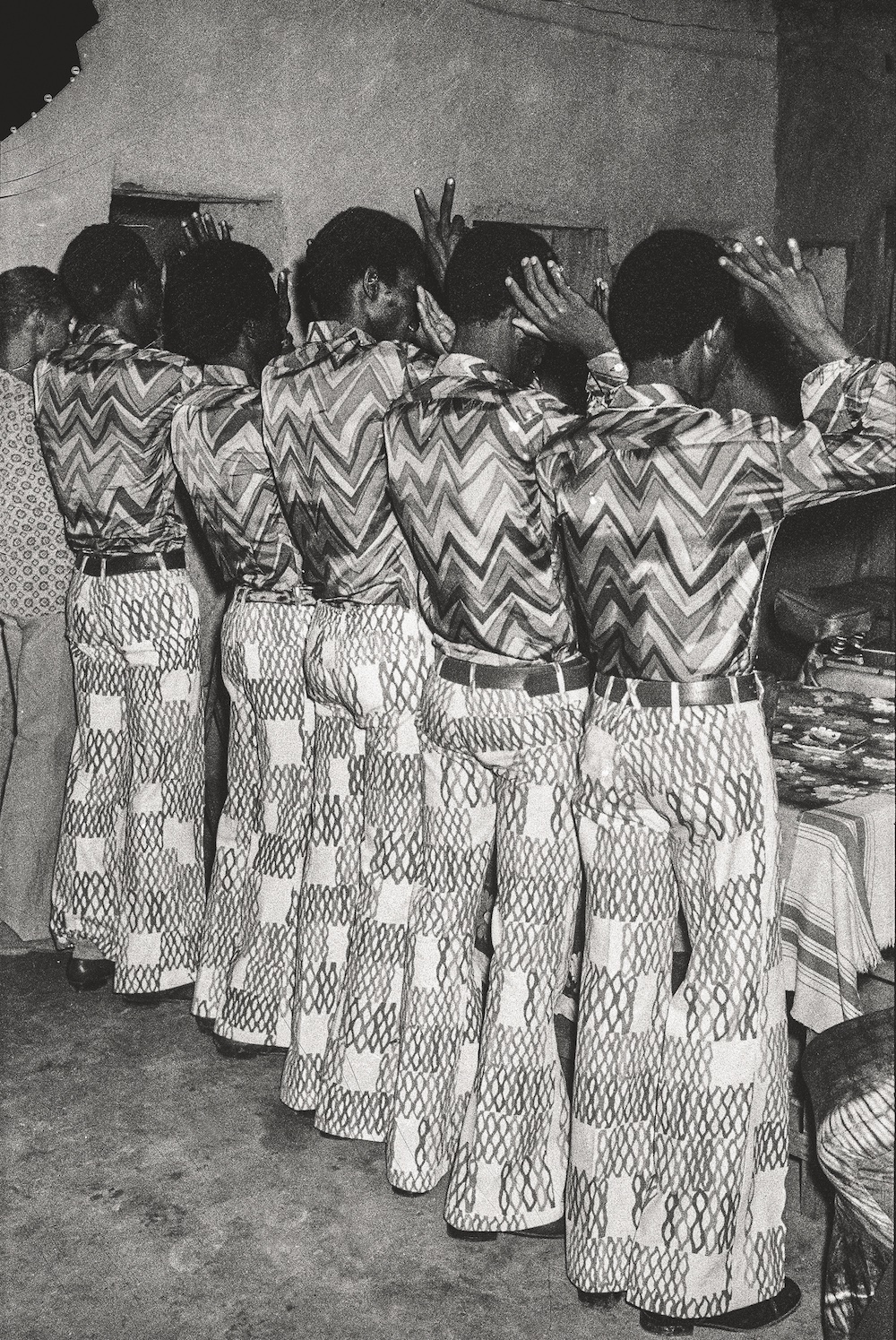 Les amis dans la même tenue, 1972. Collection Fondation Cartier pour l’art contemporain, Paris © Malick Sidibé Extract from Mali Twist (Éditions Xavier Barral, Fondation Cartier pour l’art contemporain, 2017)