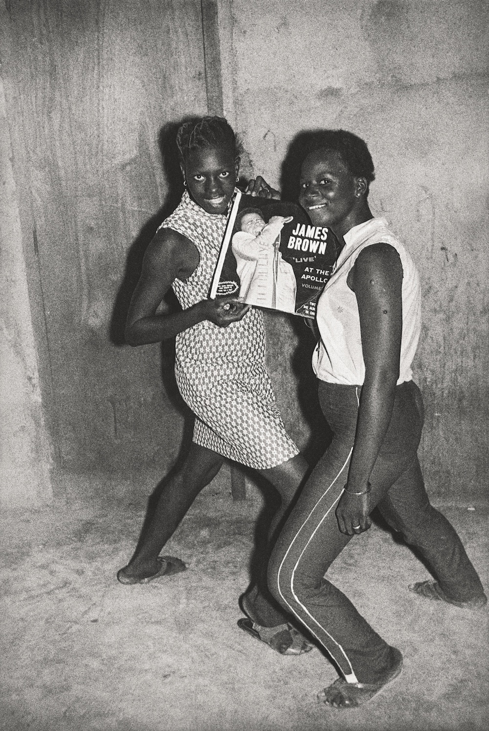 Fans de James Brown, 1965. Collection Fondation Cartier pour l’art contemporain, Paris © Malick Sidibé Extract from Mali Twist (Éditions Xavier Barral, Fondation Cartier pour l’art contemporain, 2017)
