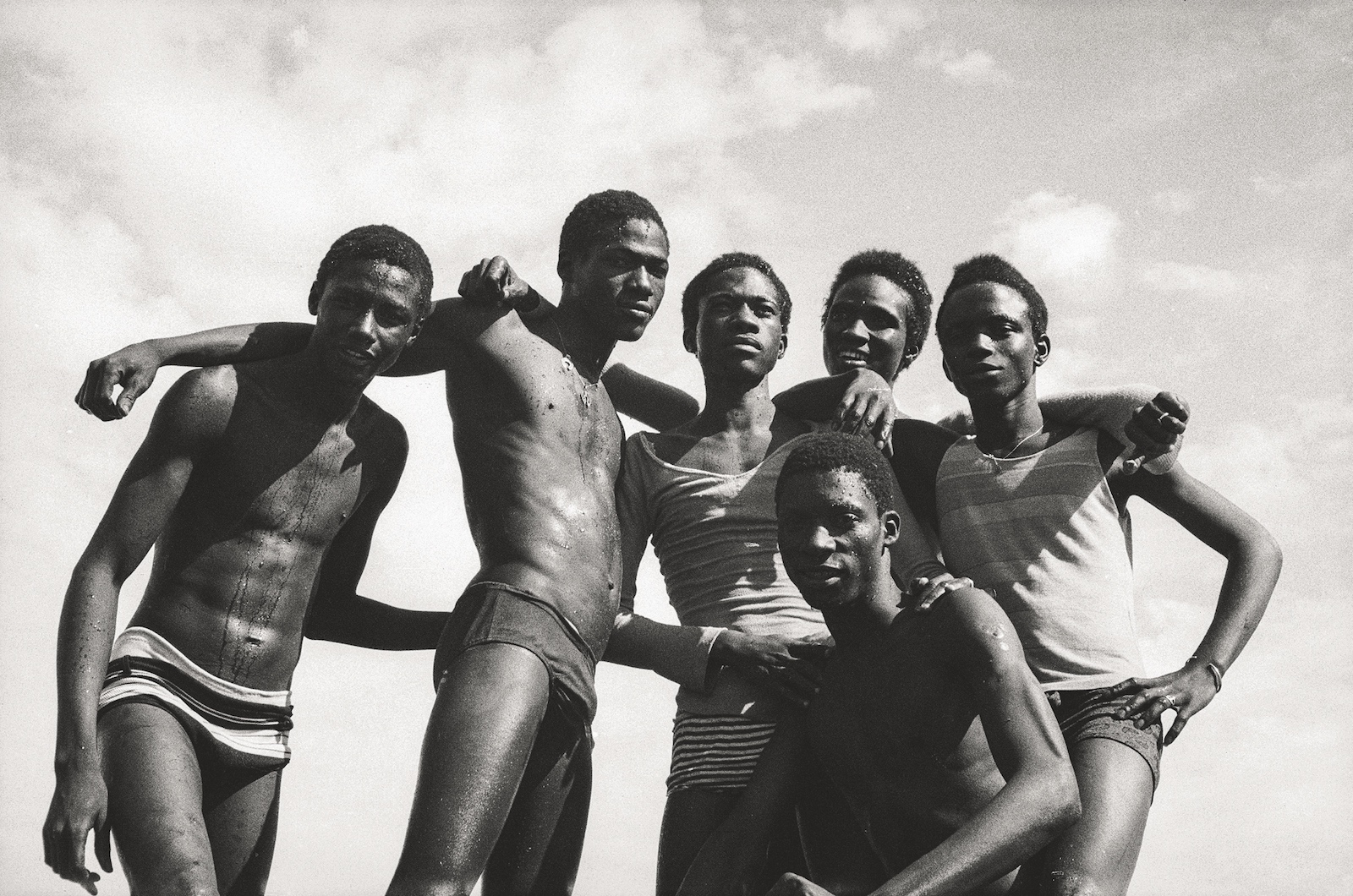 À la plage, 1974. Collection Fondation Cartier pour l’art contemporain, Paris © Malick Sidibé Extract from Mali Twist (Éditions Xavier Barral, Fondation Cartier pour l’art contemporain, 2017)