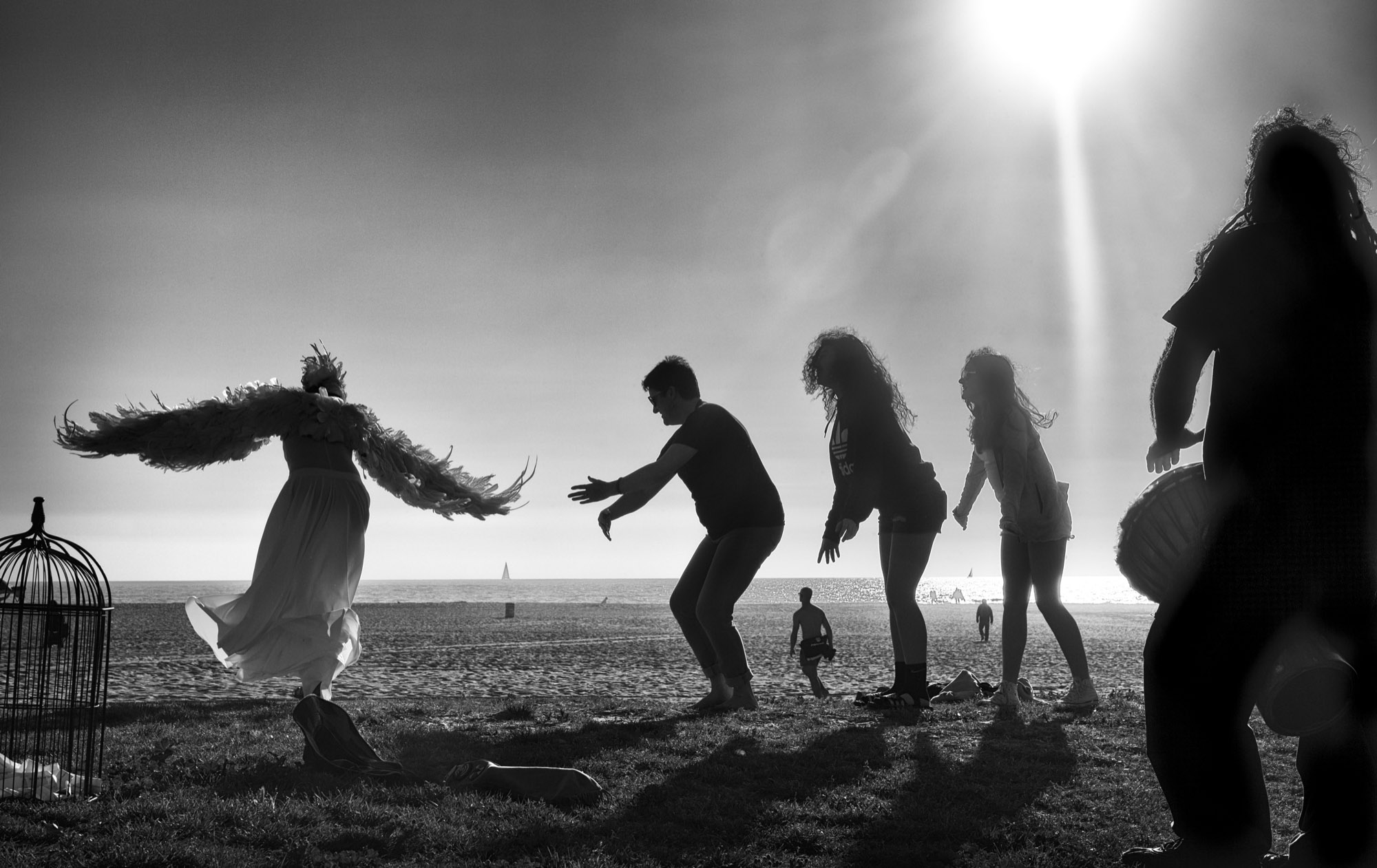 An improvised performance by Elizabeth – a local ar- tist dressed as a white bird, and Freedom, a homeless musician – spontaneously turns into a group dance as a handful of spectators joins in. © Dotan Saguy