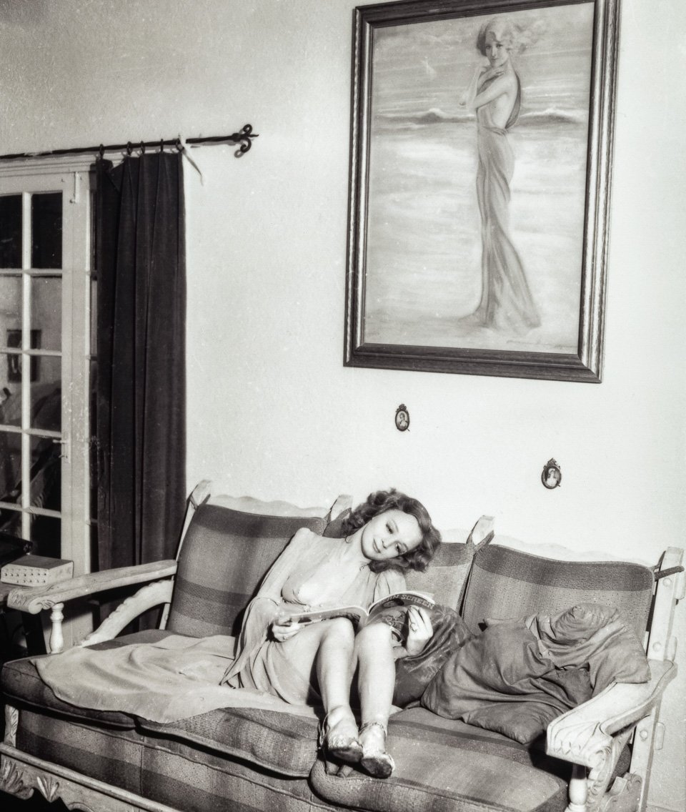 Betty Rowland reclines on a sofa backstage at the Follies, ca. 1938. Copyright: Cliff Wesselmann Photo Courtesy of Gregory Paul Williams, BL Press LLC / TASCHEN