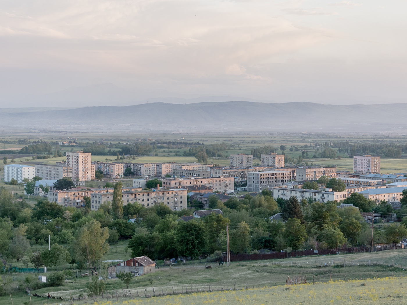 About 4000 People call the settlement of Vaziani their home. They live in flats in run-down tower blocks – most of the inhabitants are living with their large families. 12 out of 42 tower blocks are in acute danger of collapse.