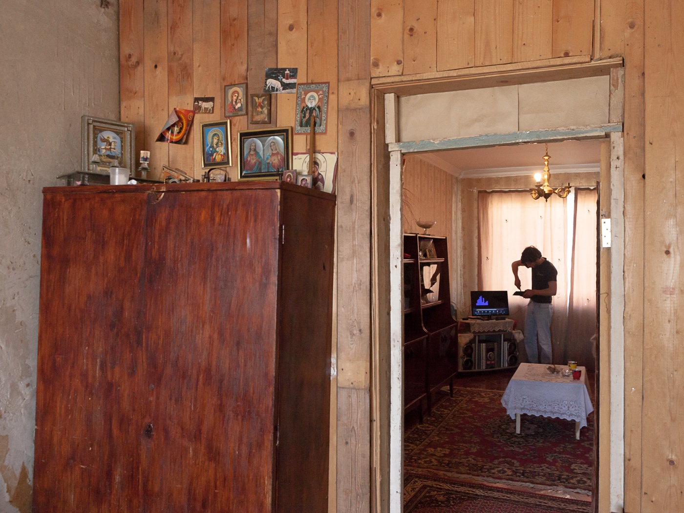 17 year old Edo, the only man in the household, is repairing his small music box. Because of Marina's illness, it's his job to raise money for the family. The last job he took on was helping some local farmers shear their sheep. He only kept a small amount of the money for himself, the rest he gave his mother.